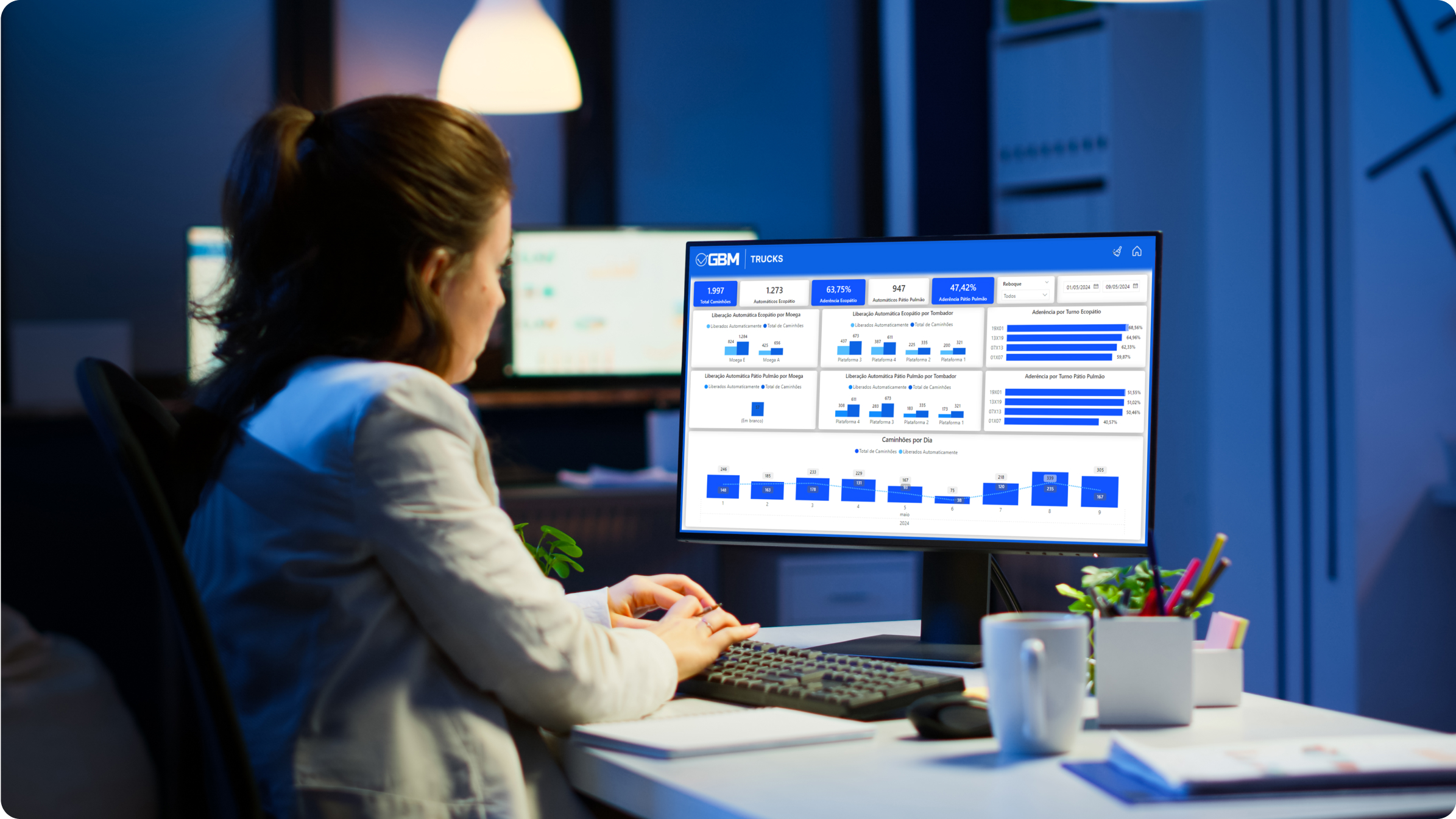 Mulher utilizando um sistema da GBM, acompanhamento de caminhões
